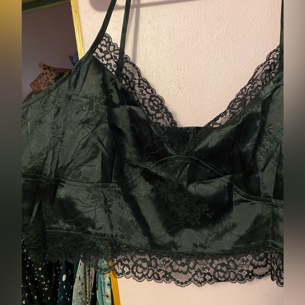 Black Floral Lace Trim Satin Cami Crop Top 4x Shein - Picture 2 of 14
